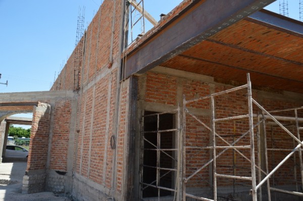 Yes, that's the second floor up there! Note the large steel beam.
