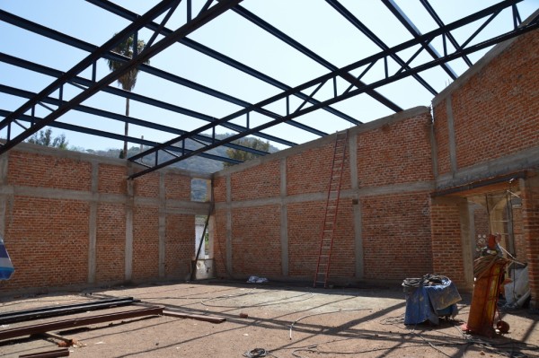 This week new crossbeams were added to the roof.