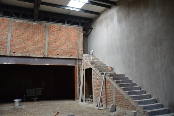 The dark room in the back will be the classroom for the Instituto.